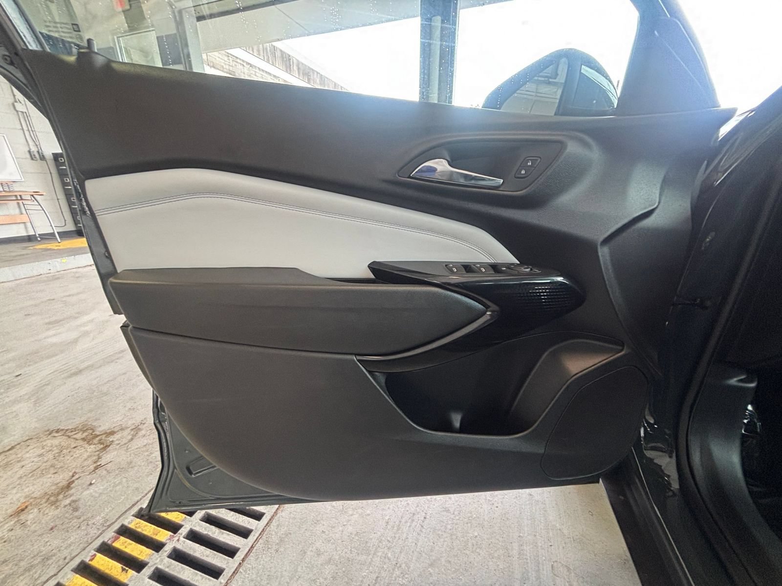Used 2025 Chevrolet Trax LT FWD image 18