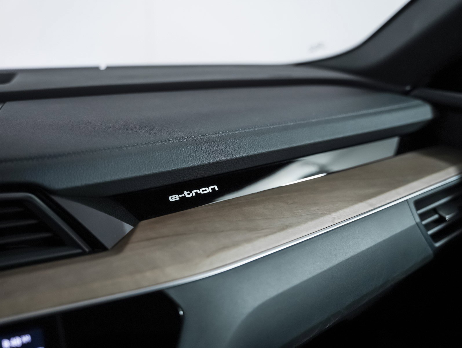 Used 2024 Audi Q8 e-tron Premium Plus image 19