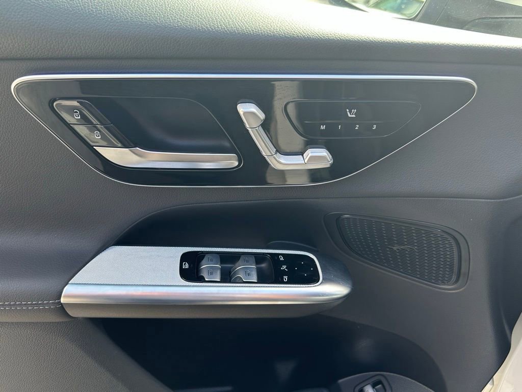 Used 2025 Mercedes-Benz GLC 300 4MATIC image 16