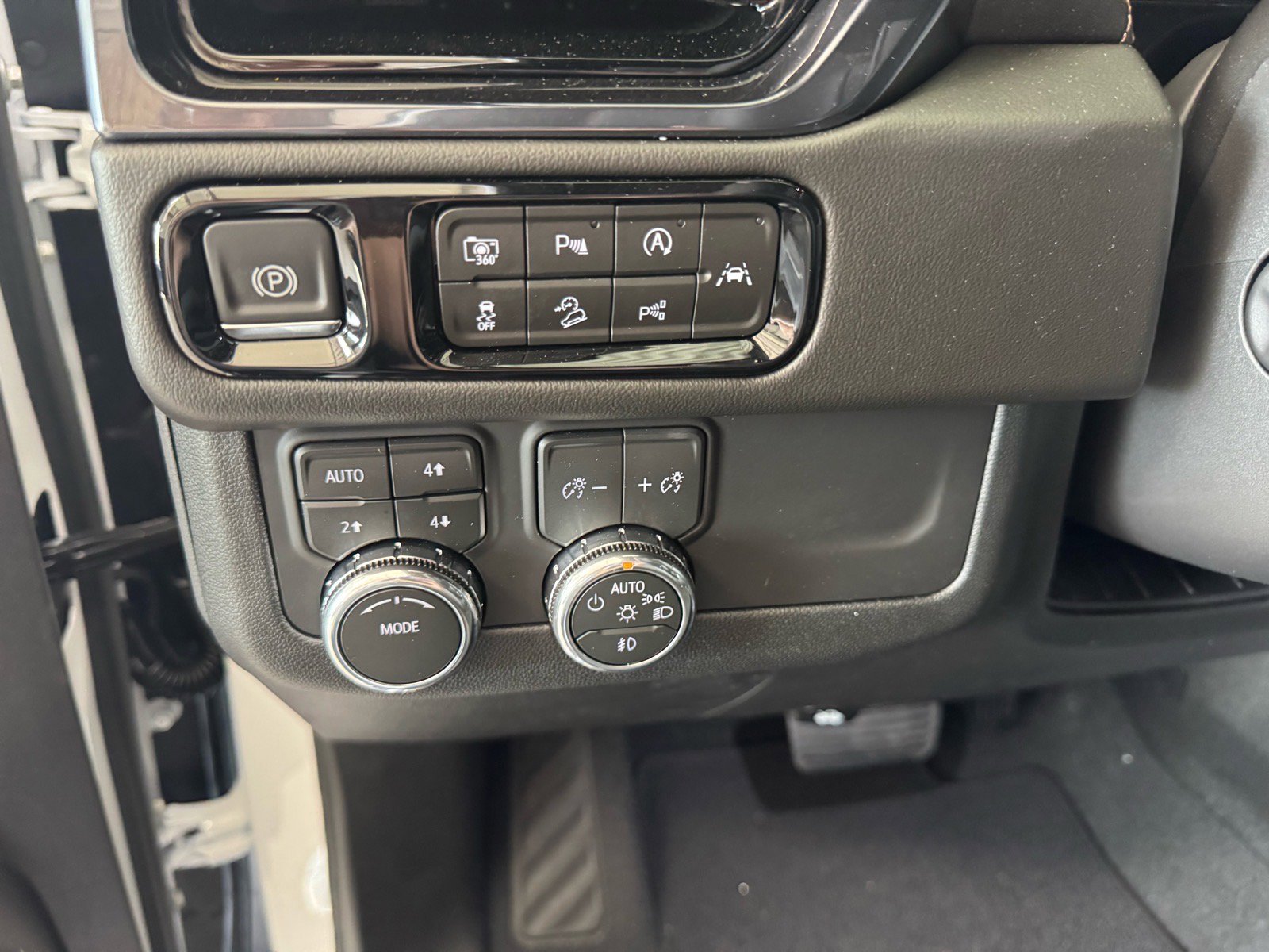 New 2026 GMC Yukon AT4 w/ AT4 Premium Package AWD/4WD image 18