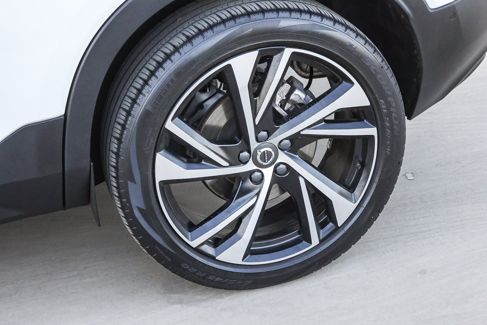 Used 2022 Volvo XC40 T4 R-Design w/ Advanced Package FWD image 11