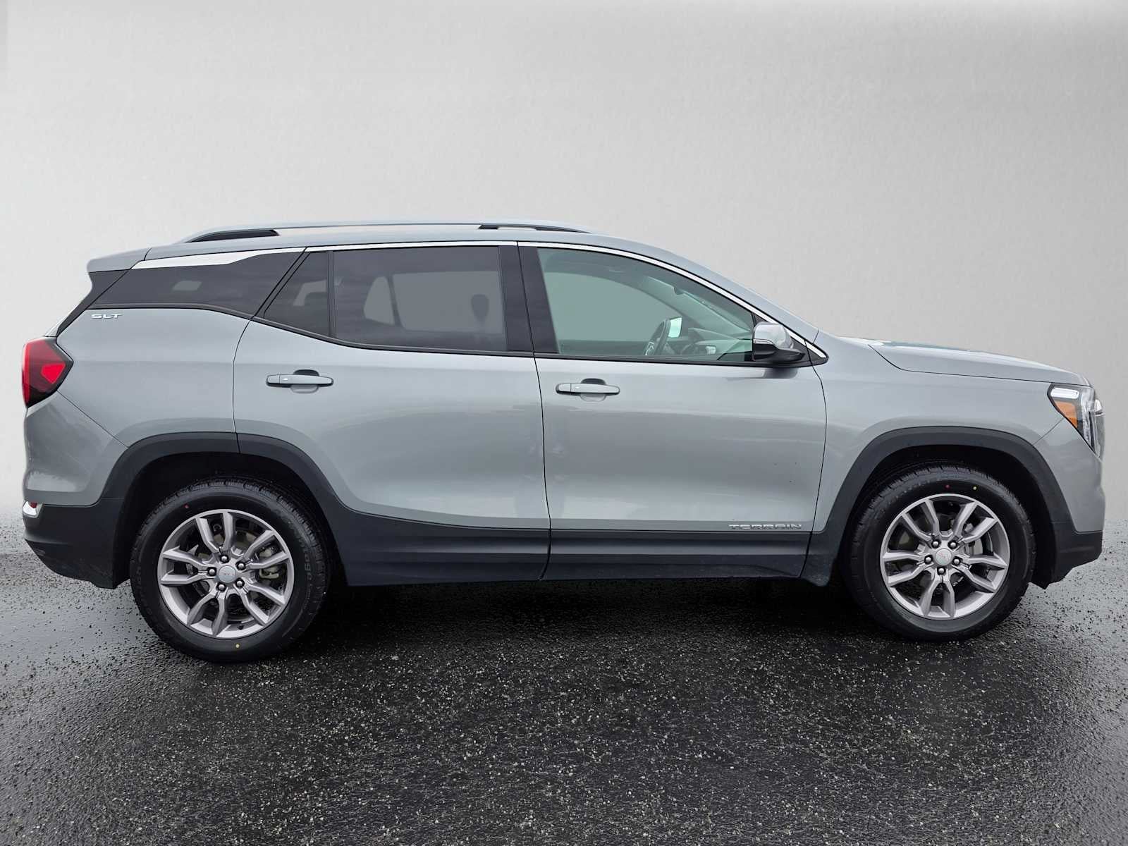 Certified 2024 GMC Terrain SLT AWD/4WD image 2