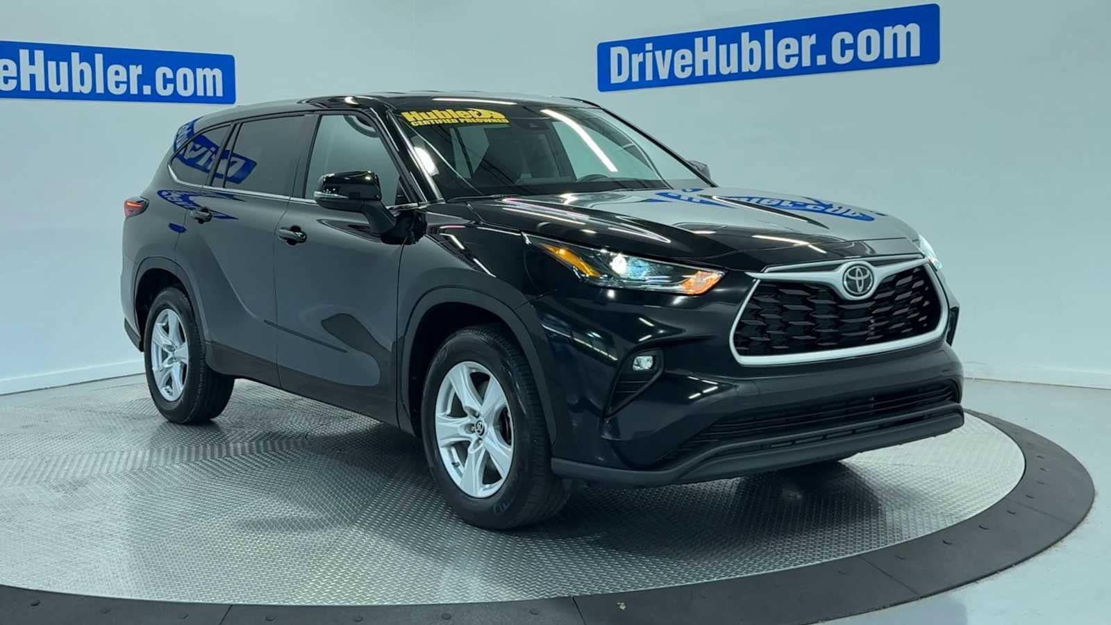Used 2025 Toyota Highlander LE FWD image 2