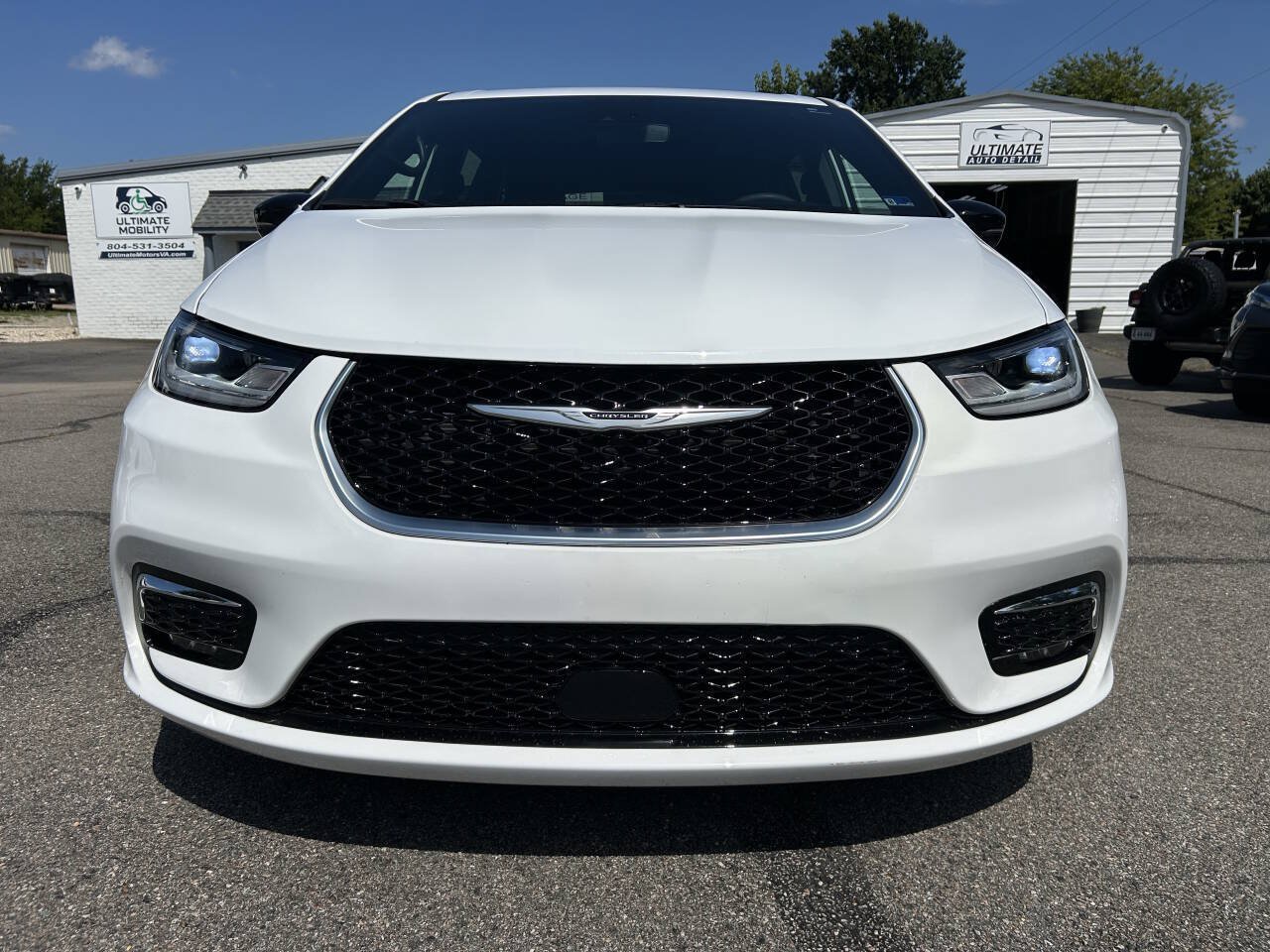 Used 2024 Chrysler Pacifica Touring FWD image 13
