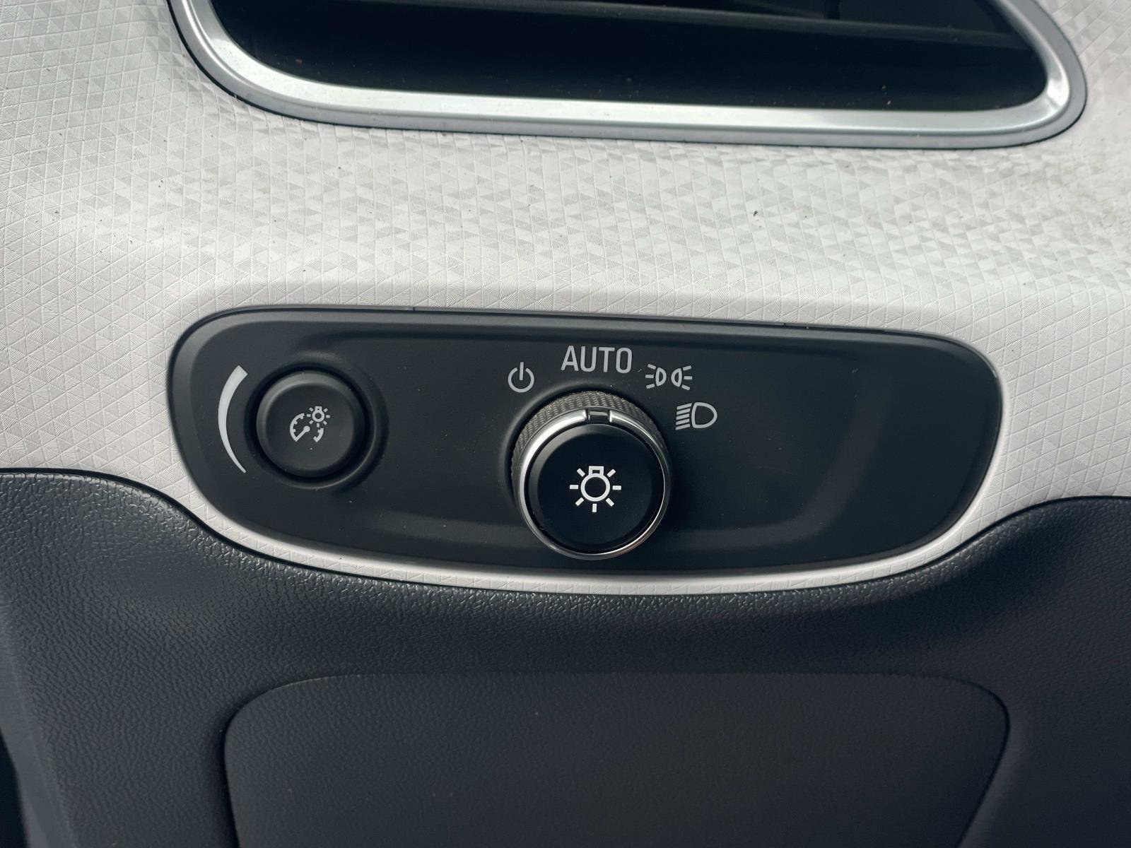 Used 2018 Chevrolet Bolt Premier FWD image 21