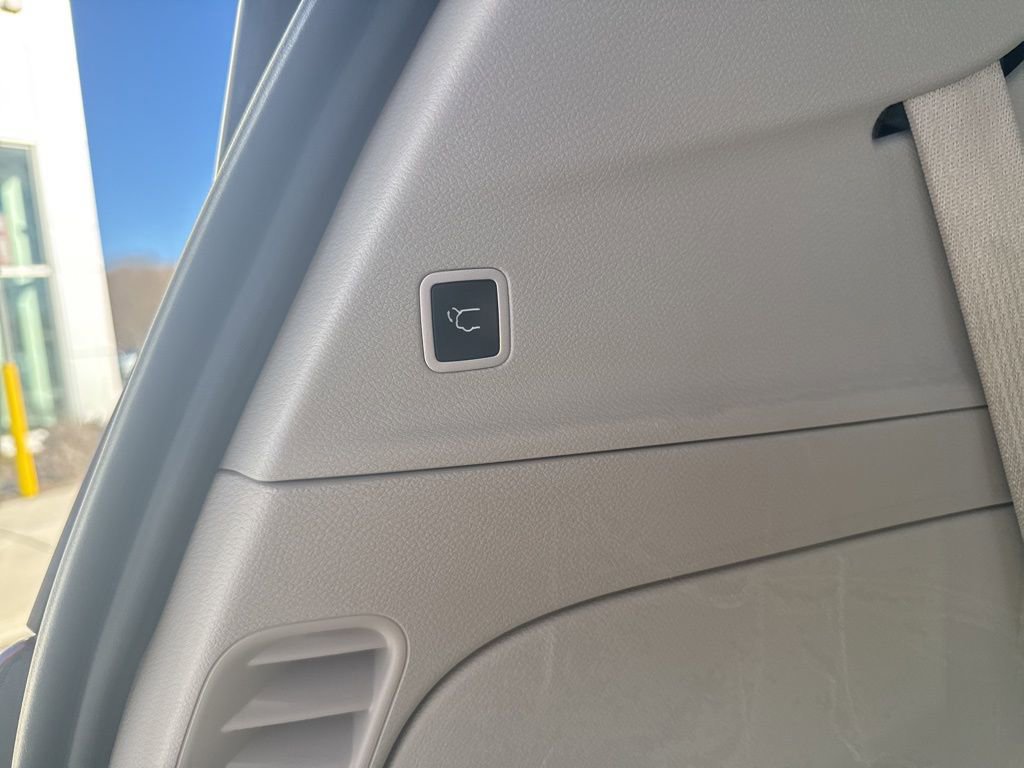 Used 2022 Chrysler Pacifica Limited w/ Uconnect Theater Family Group image 24