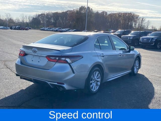 Used 2023 Toyota Camry SE image 3