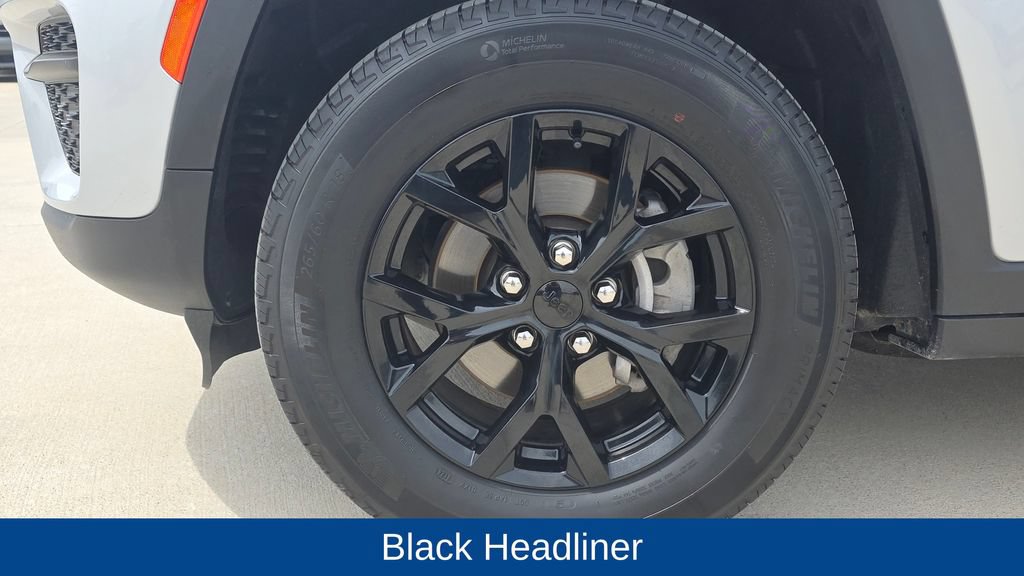 Used 2025 Jeep Grand Cherokee Altitude AWD/4WD image 11