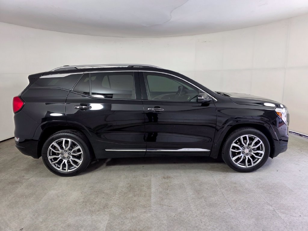 Used 2024 GMC Terrain Denali w/ Denali Premium Package AWD/4WD image 3