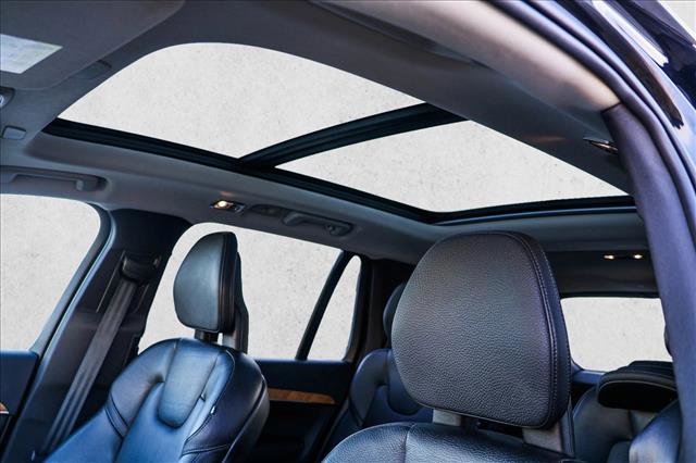 Used 2022 Volvo XC90 T8 Inscription Expression w/ Climate Package image 11