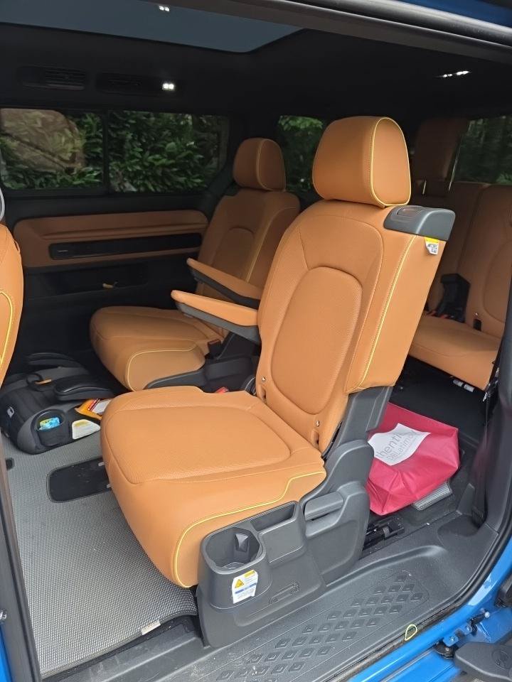 Used 2025 Volkswagen ID. Buzz Pro S Plus w/ Cupholders Package AWD/4WD image 6