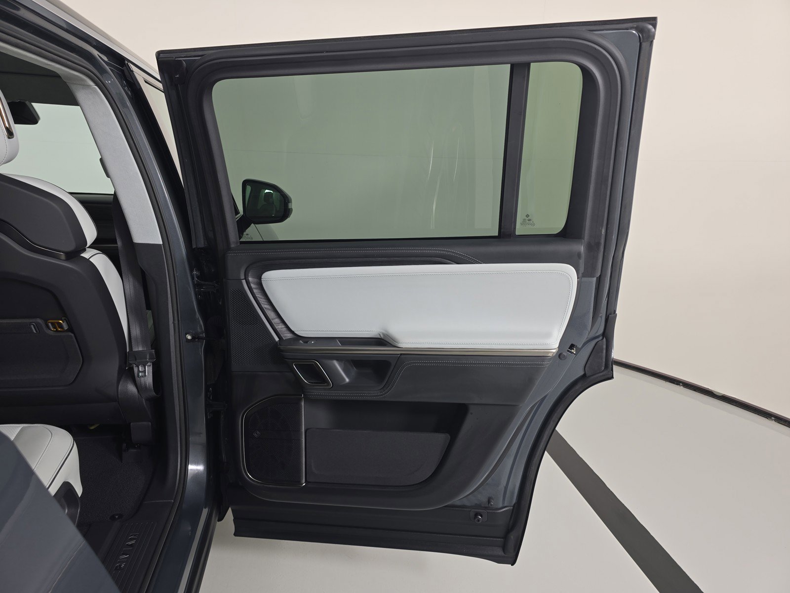 Used 2024 Rivian R1S Adventure AWD/4WD image 19