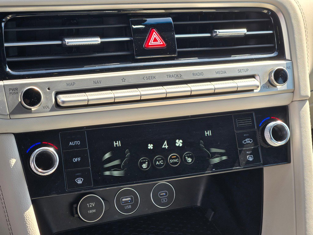 Used 2025 Genesis G70 2.5T image 26