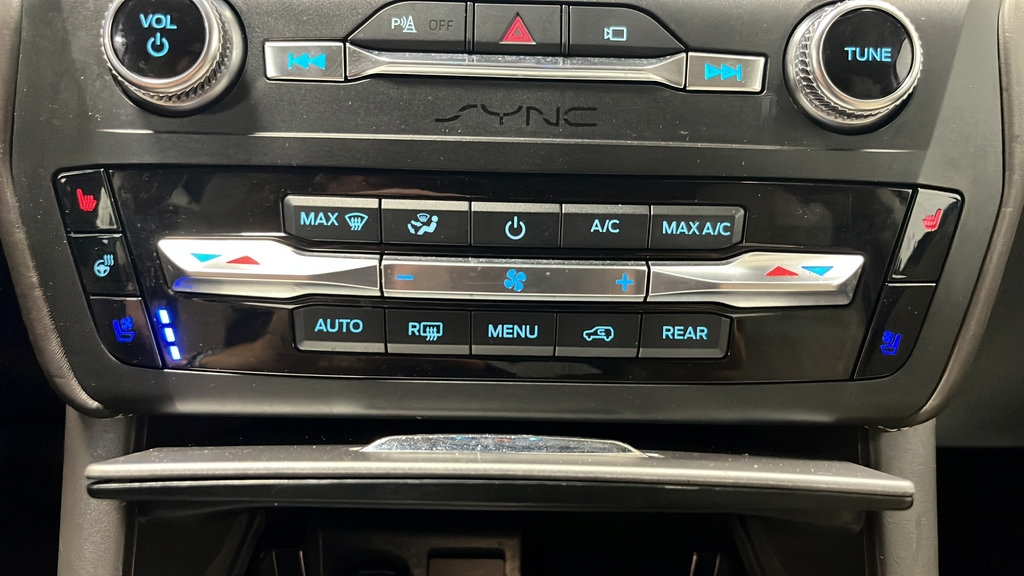 Used 2020 Ford Explorer Platinum w/ Premium Technology Package AWD/4WD image 18