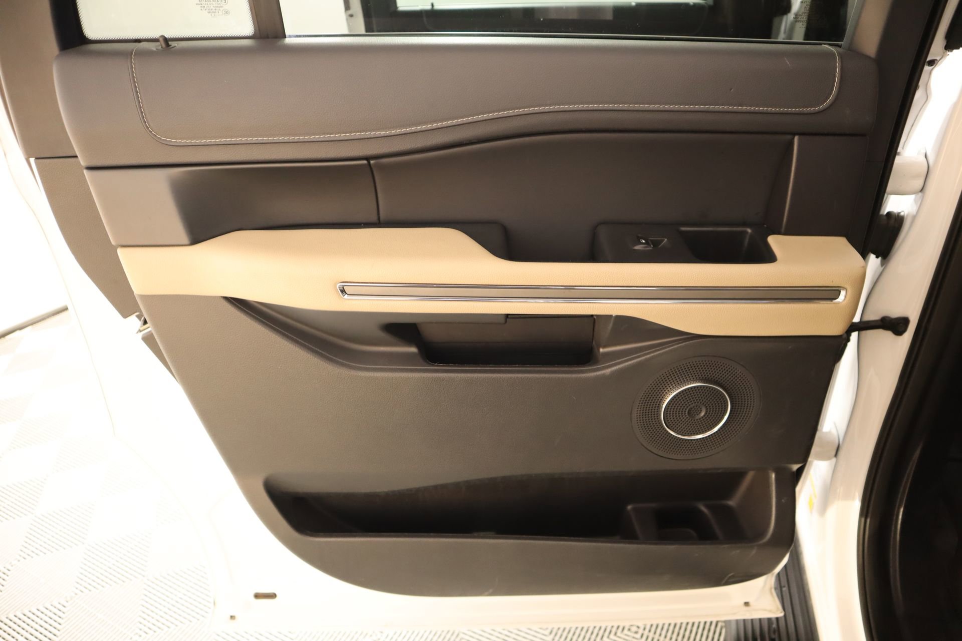 Used 2024 Ford Expedition Max XLT image 18