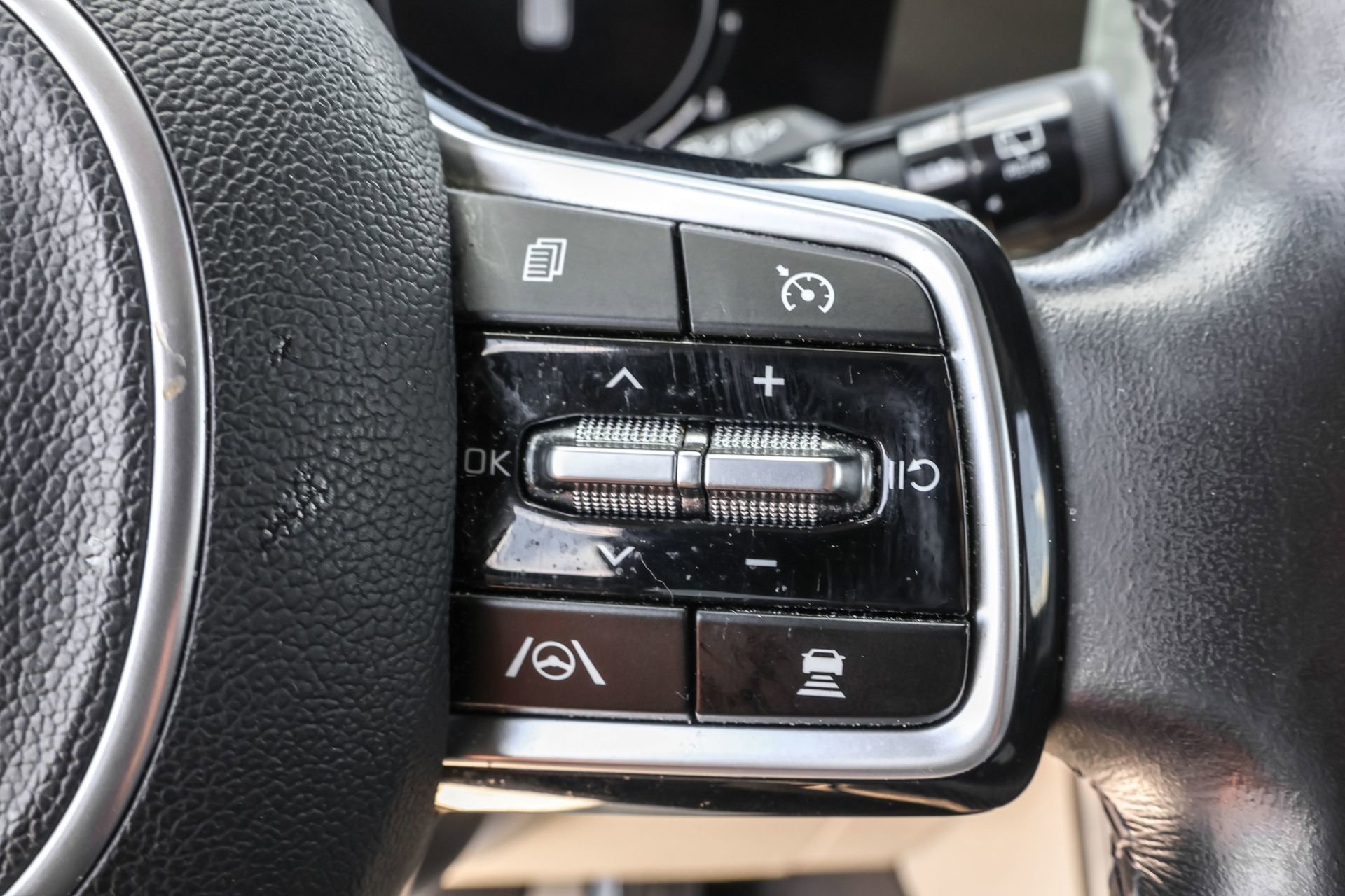 Used 2023 Kia Carnival SX image 28