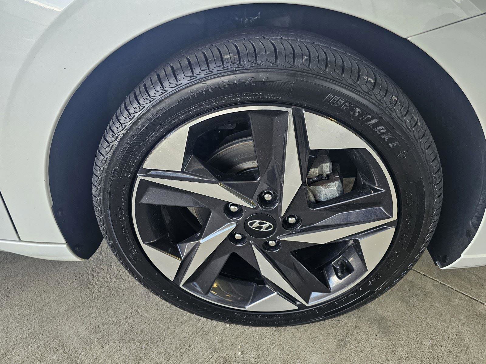 Used 2021 Hyundai Elantra Limited image 9