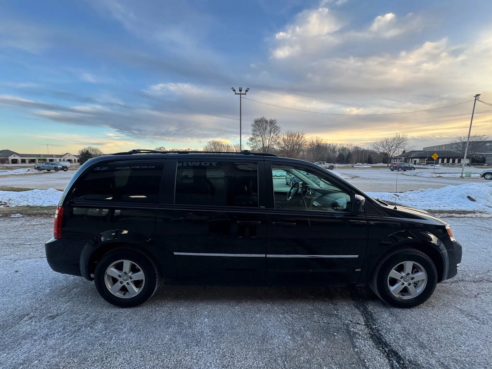 Used 2010 Dodge Grand Caravan SXT w/ Family Value Group FWD image 6