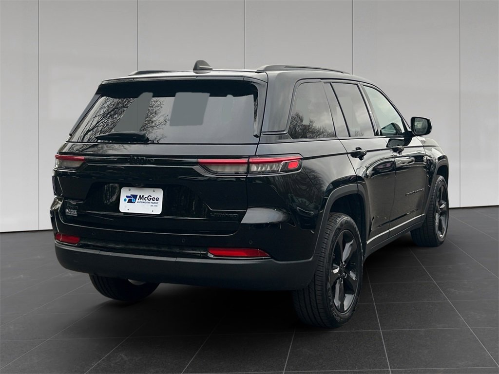 Used 2023 Jeep Grand Cherokee Limited w/ Black Appearance Package image 5