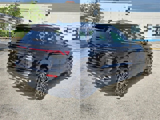 New 2025 Volkswagen Taos SE image 3