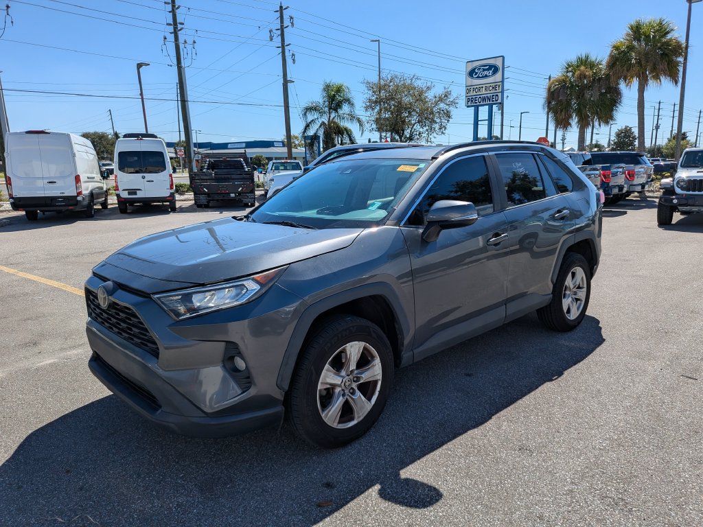 Used 2021 Toyota RAV4 XLE w/ Convenience Package FWD image 5