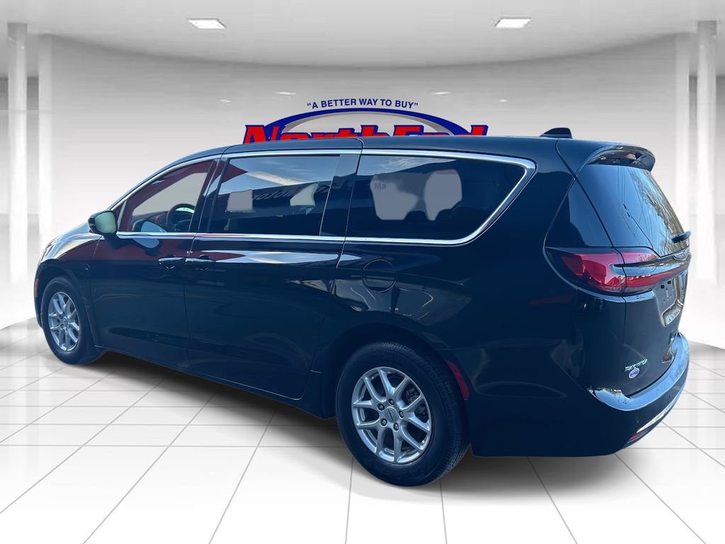 Used 2024 Chrysler Pacifica Touring-L image 5