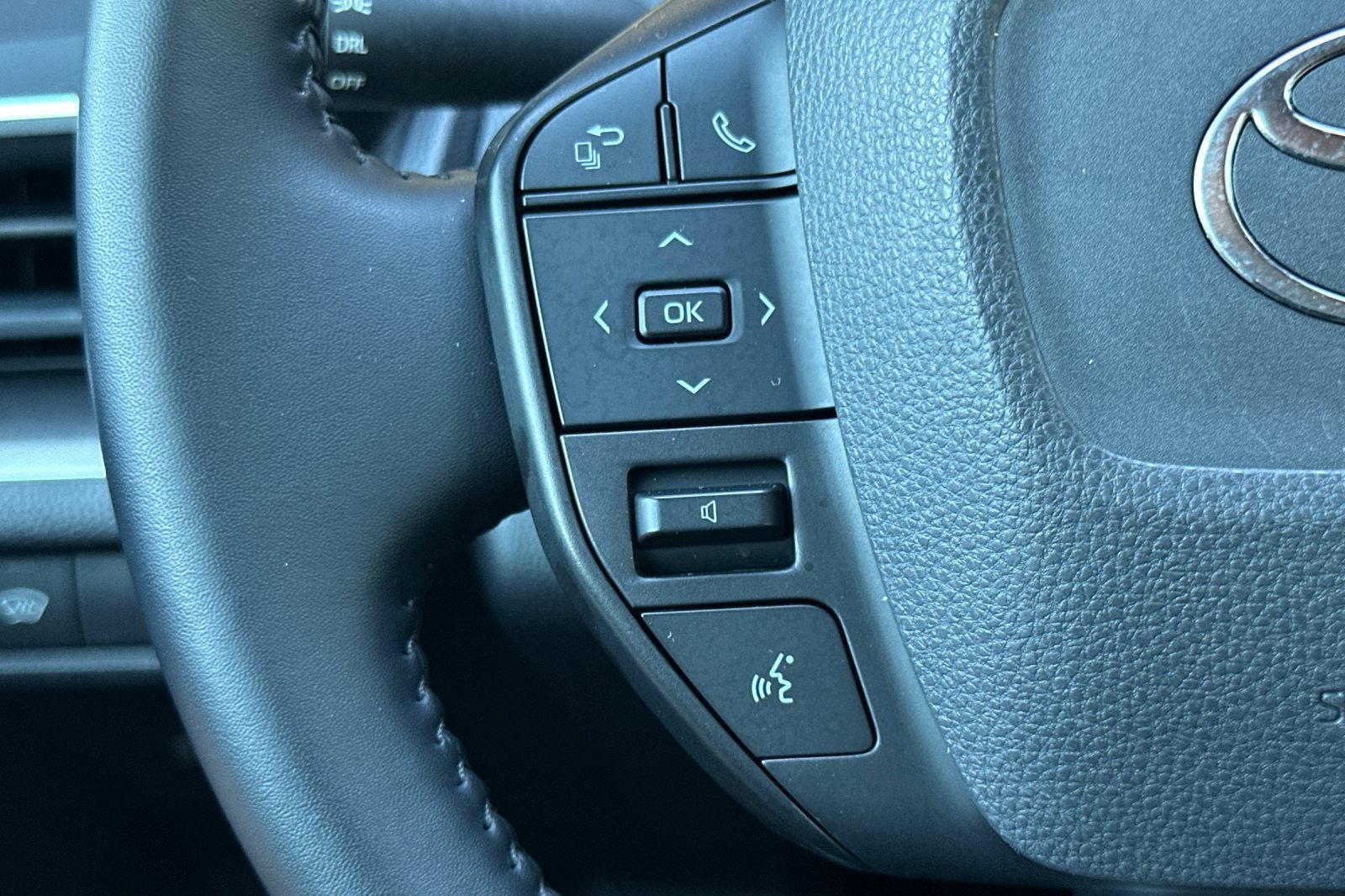 Certified 2025 Toyota Prius LE AWD/4WD image 27