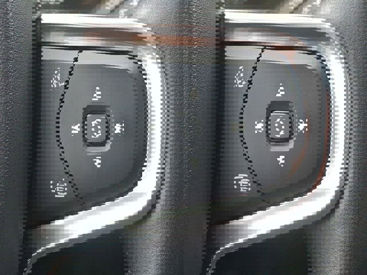 Used 2020 Volvo XC40 T5 Momentum image 24