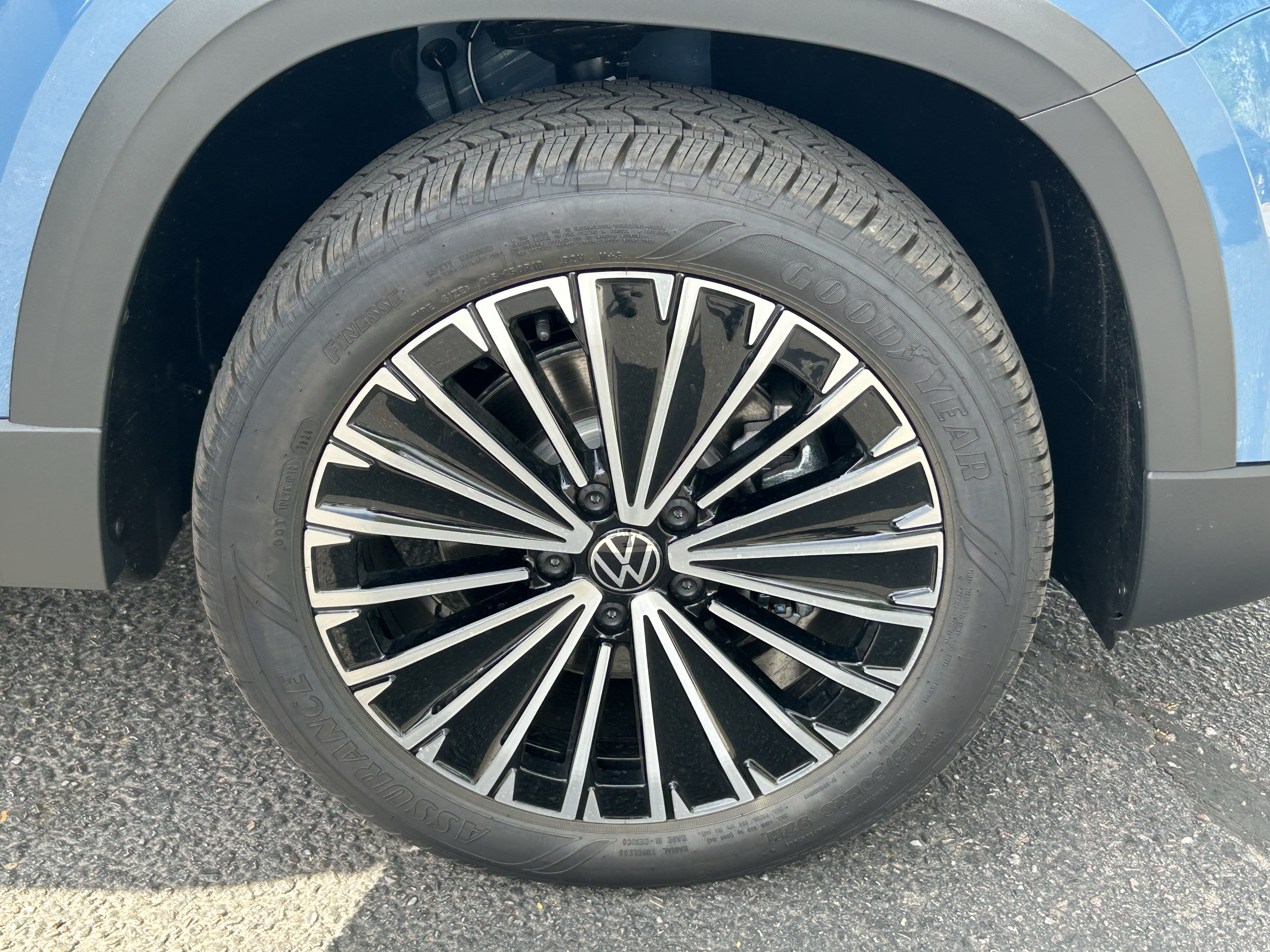 New 2026 Volkswagen Taos SE FWD image 7