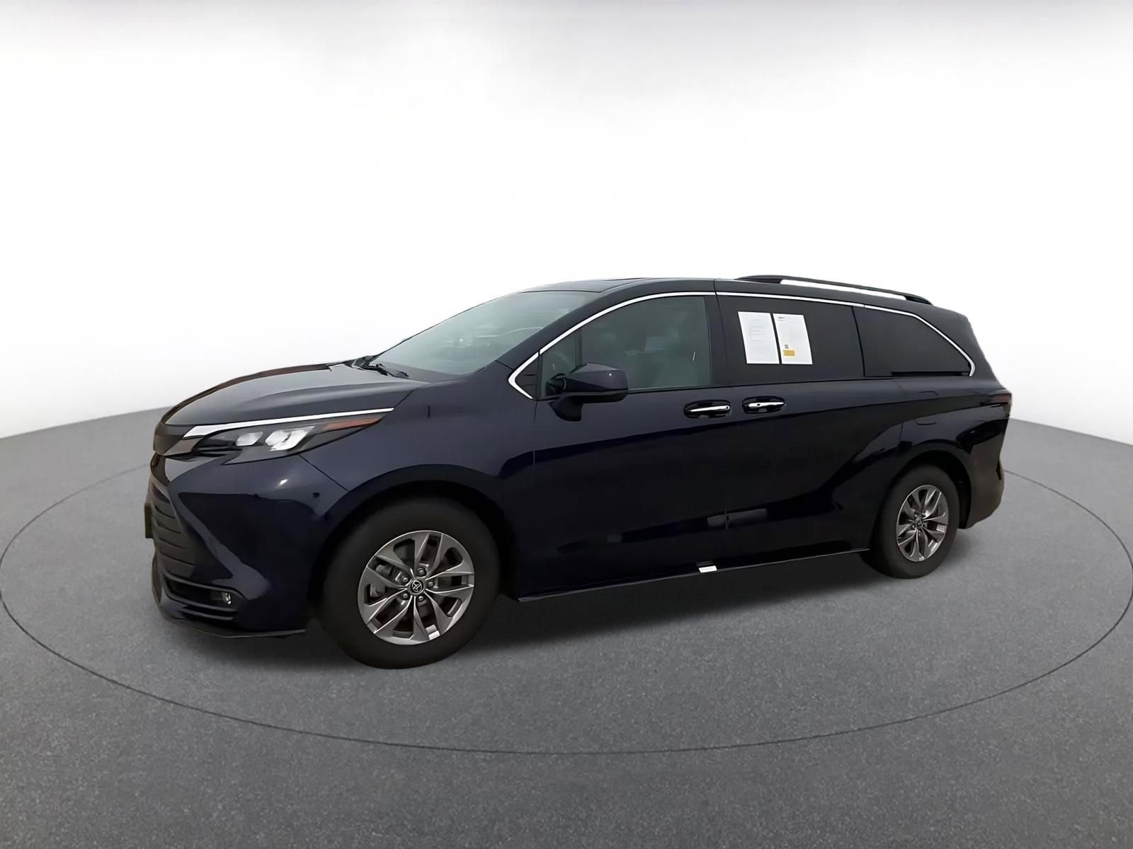 Used 2025 Toyota Sienna XLE FWD image 8