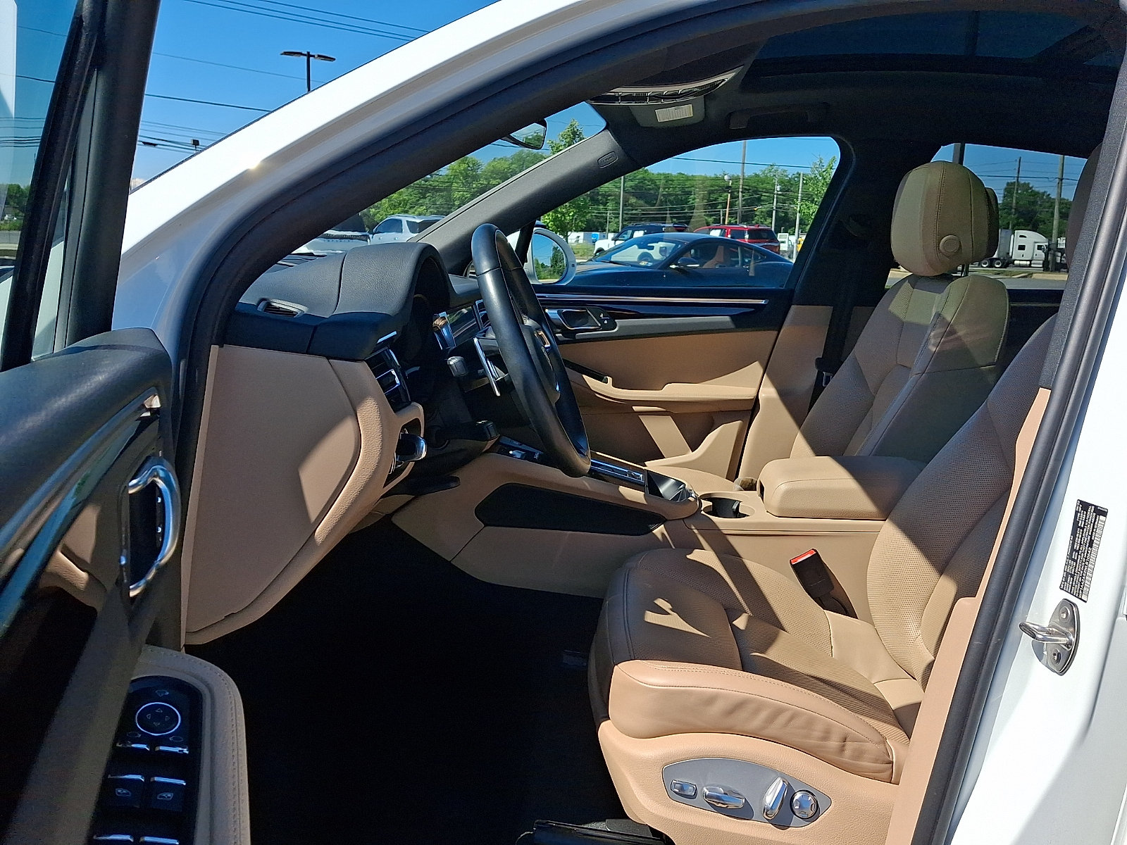 Used 2022 Porsche Macan AWD/4WD image 14