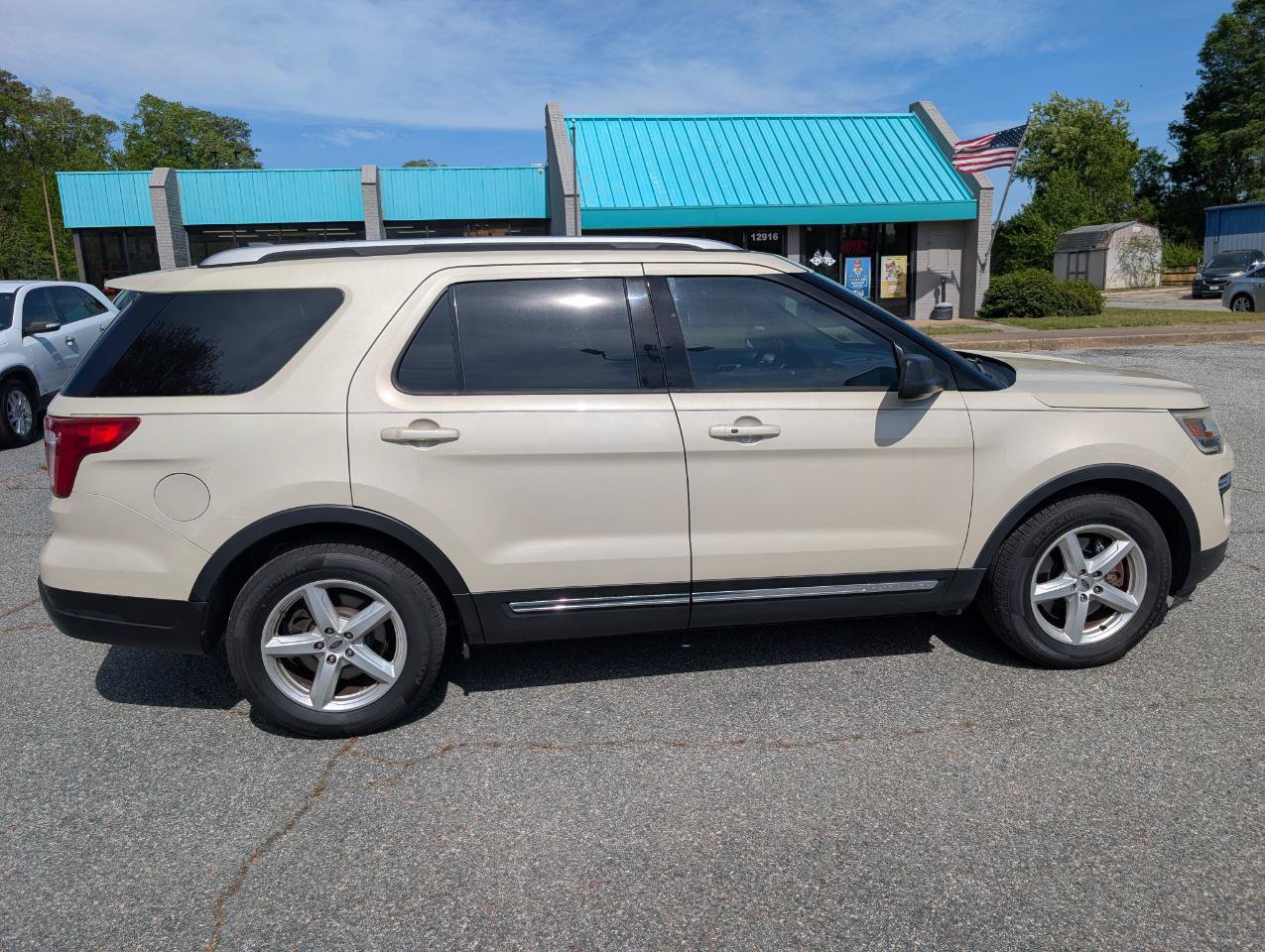 Used 2018 Ford Explorer XLT FWD image 10