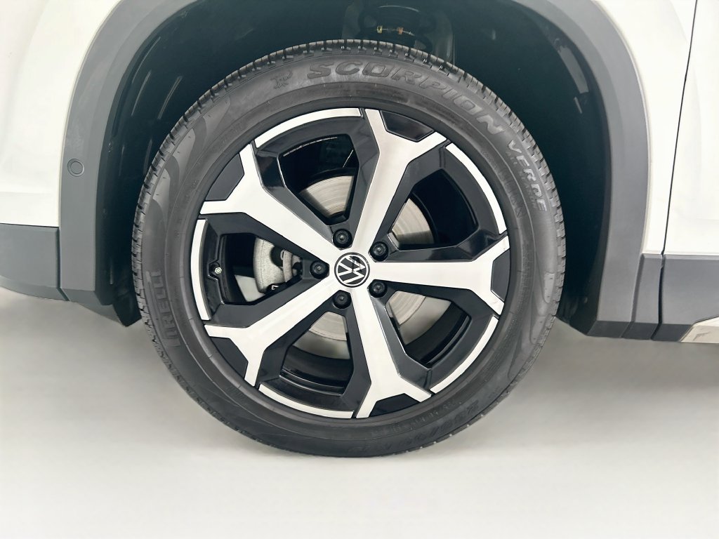 Used 2025 Volkswagen Tiguan SE FWD image 28