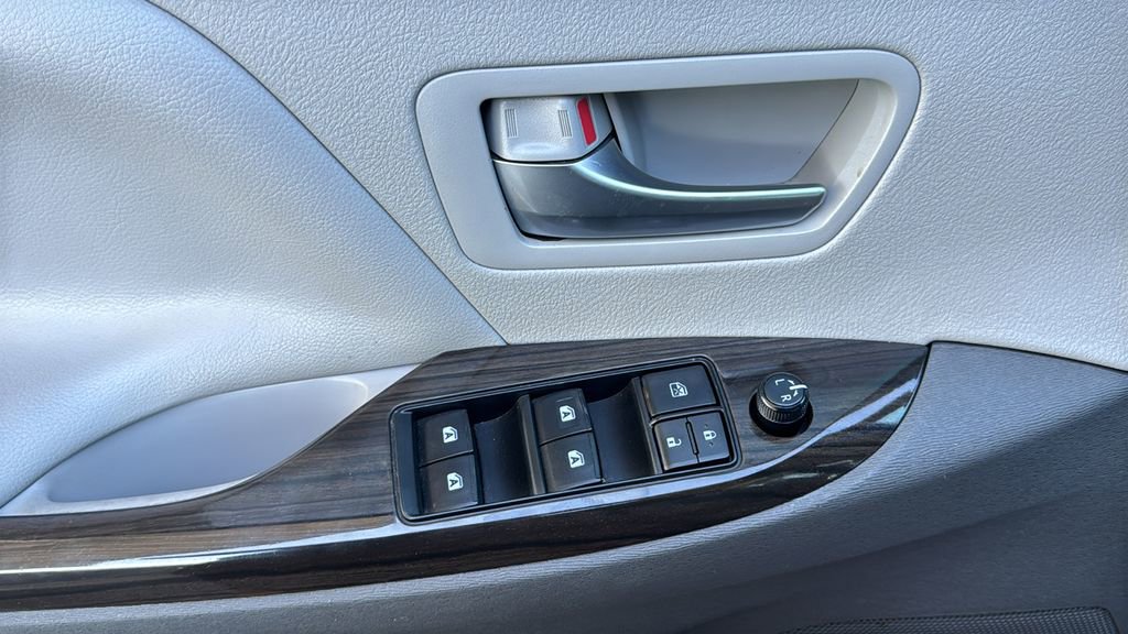 Used 2020 Toyota Sienna XLE w/ XLE Navigation Package FWD image 19