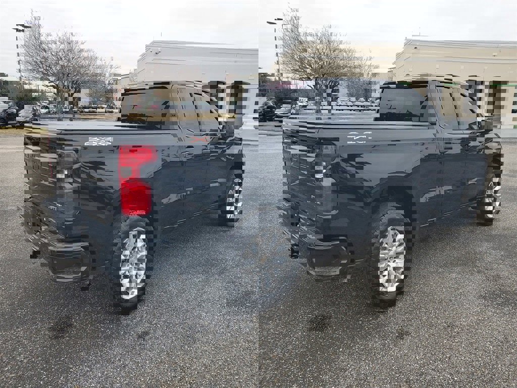 Used 2025 Chevrolet Silverado 1500 Custom image 4