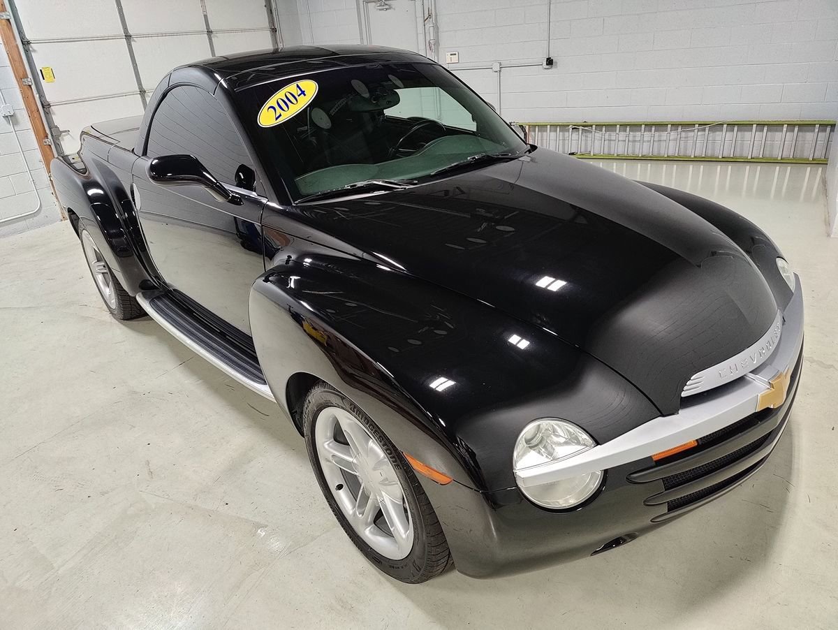 Used 2004 Chevrolet SSR w/ Preferred Equipment Group image 2