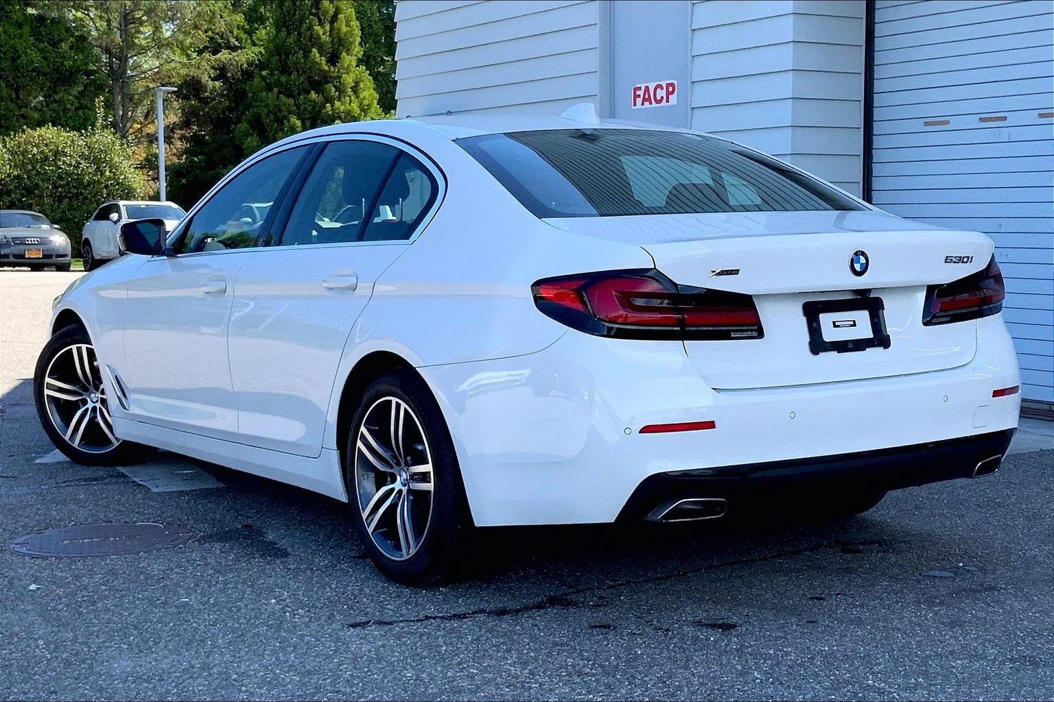 Used 2022 BMW 530i xDrive w/ Premium Package AWD/4WD image 2