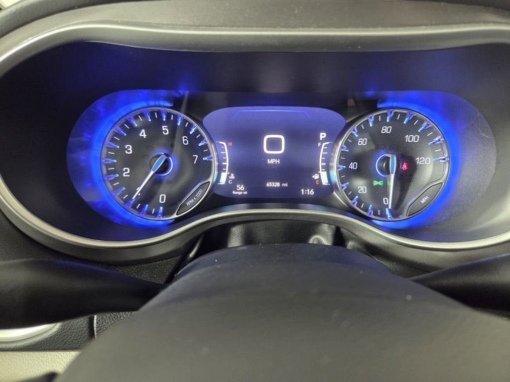 Used 2023 Chrysler Pacifica Touring-L FWD image 15