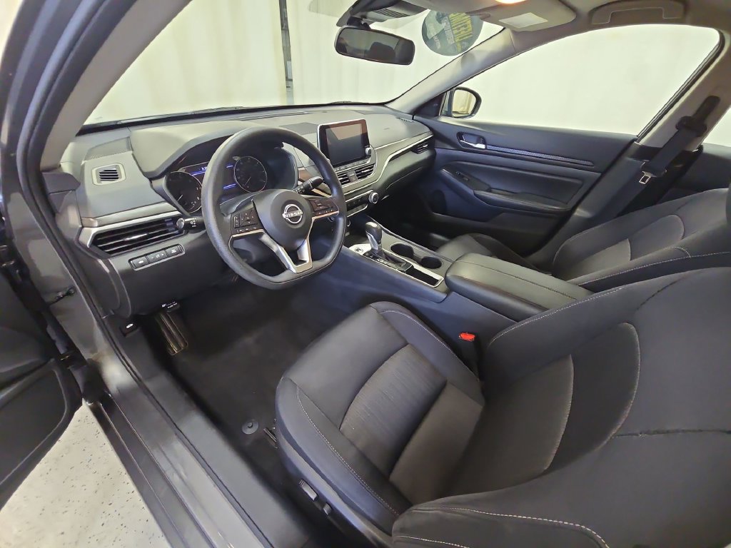 Used 2025 Nissan Altima 2.5 SV FWD image 13
