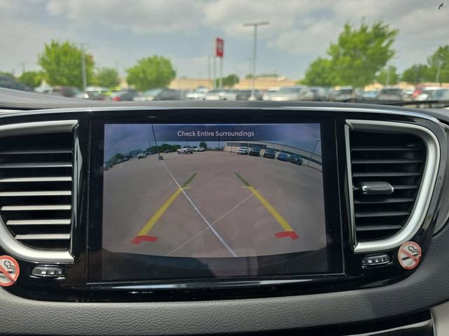 Used 2023 Chrysler Pacifica Touring-L FWD image 9