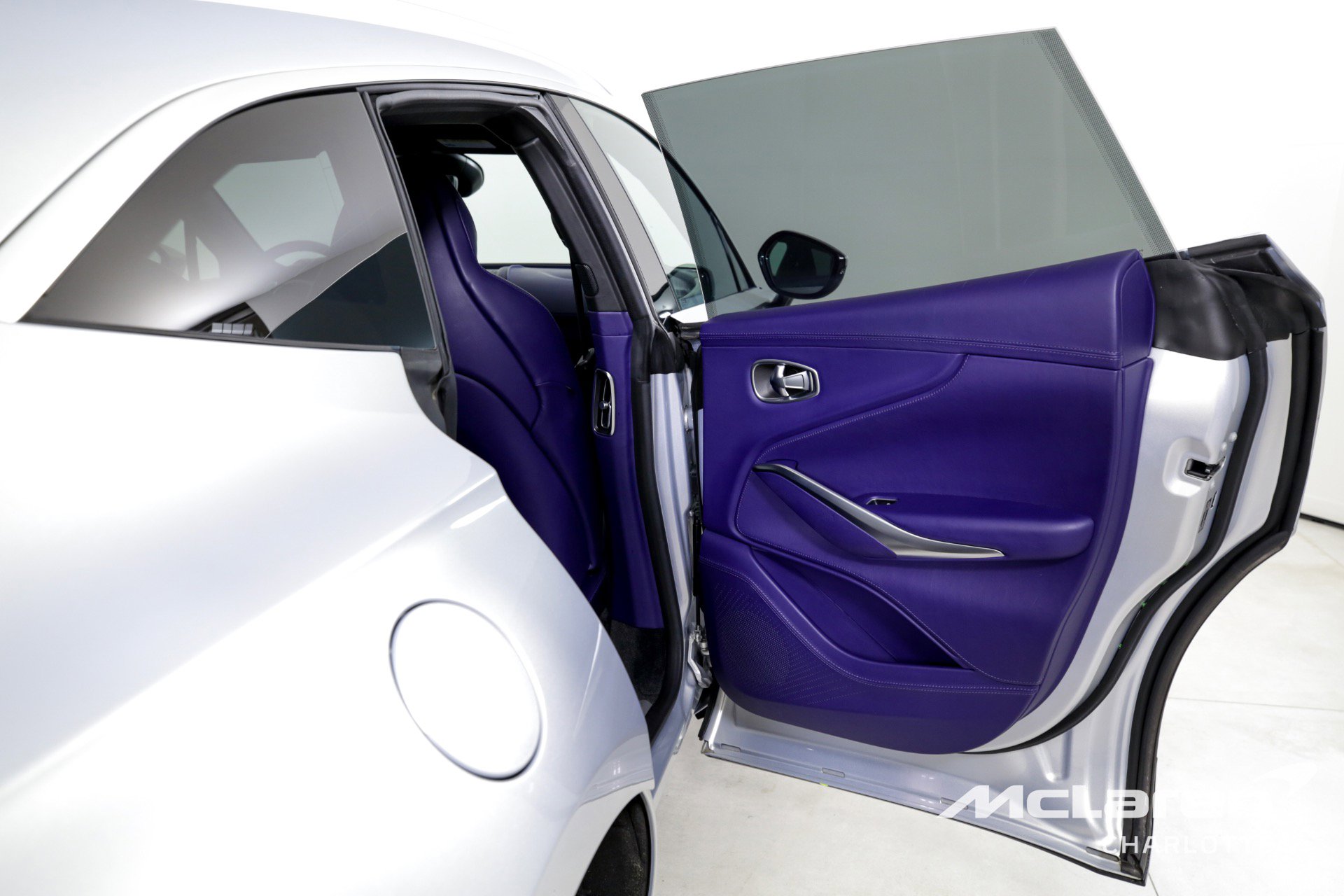 Used 2021 Aston Martin DBX image 24