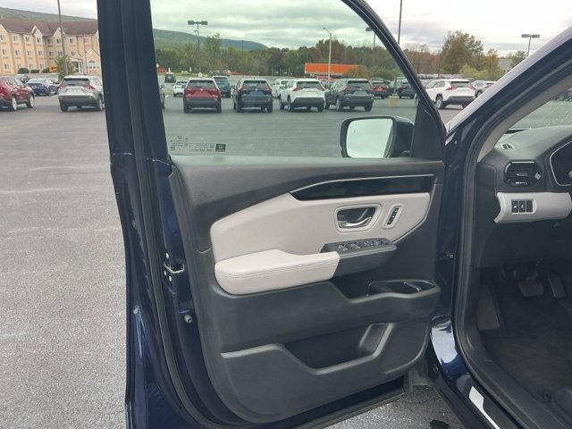 Used 2025 Honda Pilot Touring image 9