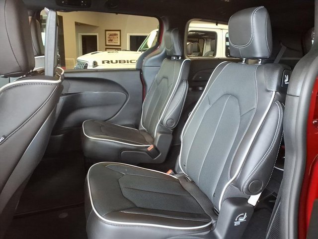 New 2026 Chrysler Pacifica Limited image 9