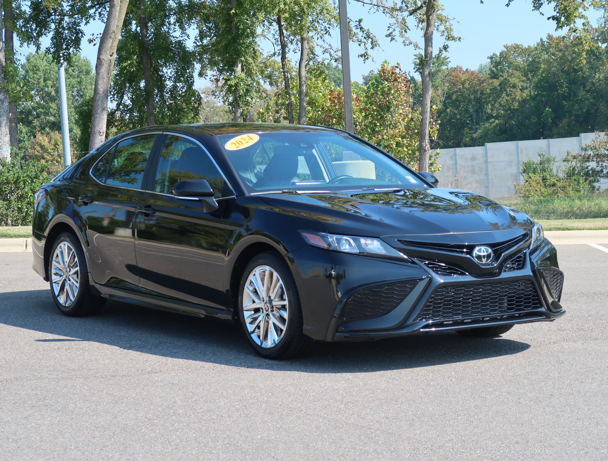 Used 2024 Toyota Camry SE w/ Convenience Package FWD image 1