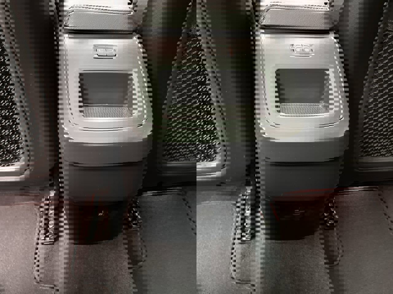 Used 2024 Volvo XC60 B5 Plus image 12