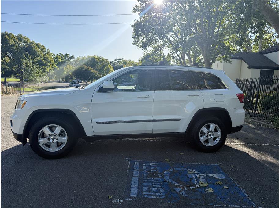 Used 2011 Jeep Grand Cherokee Laredo w/ Security & Convenience Group AWD/4WD image 2