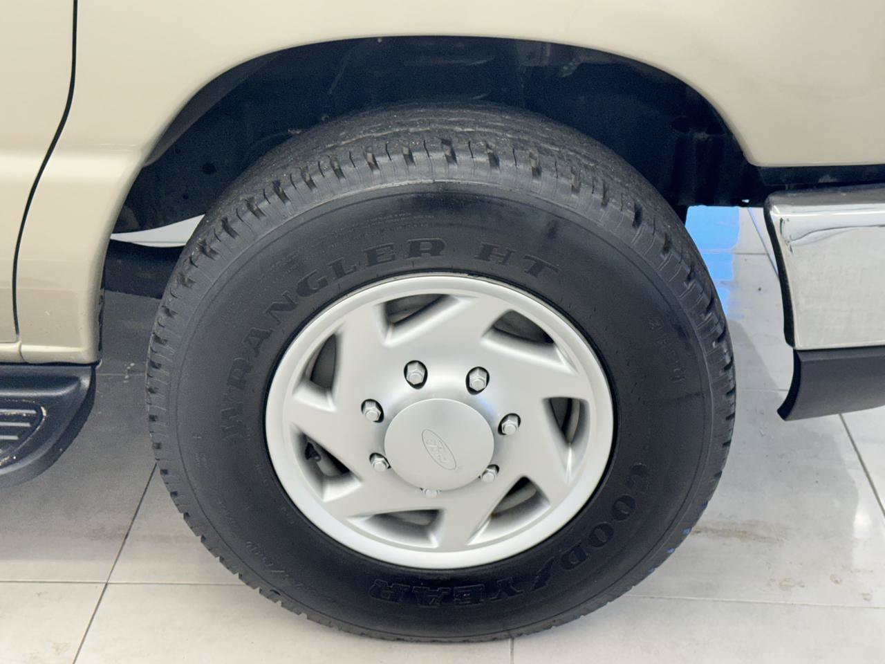 Used 2012 Ford E-350 and Econoline 350 XLT RWD image 32