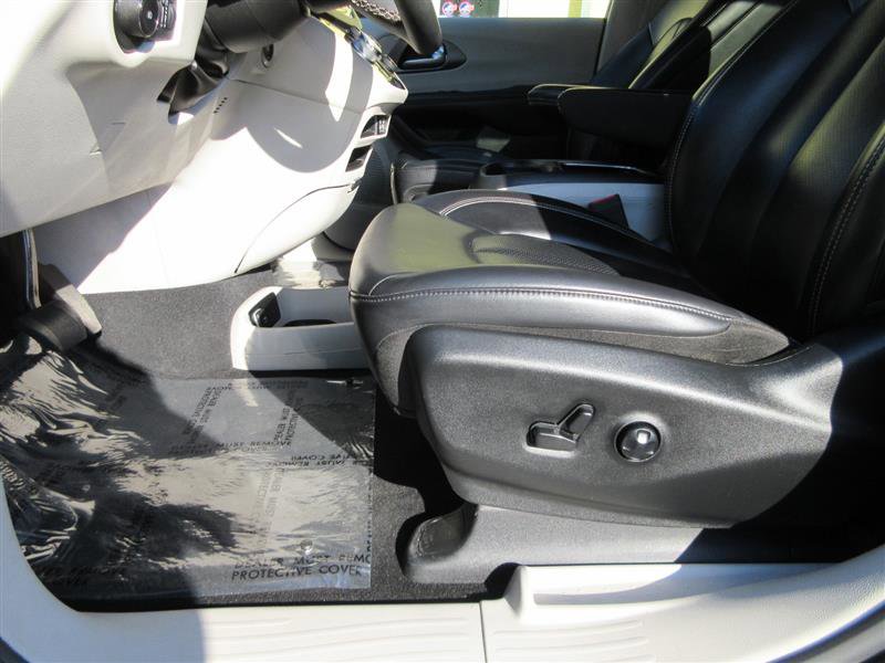 Used 2023 Chrysler Pacifica Touring-L FWD image 22