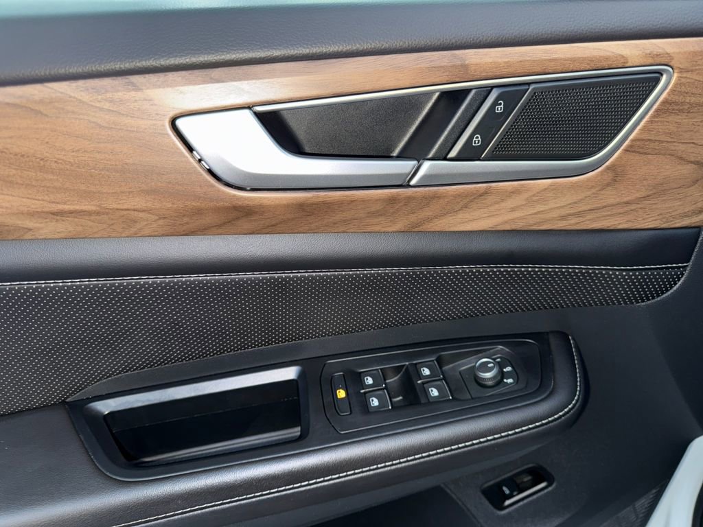 Used 2025 Volkswagen Atlas SE image 11