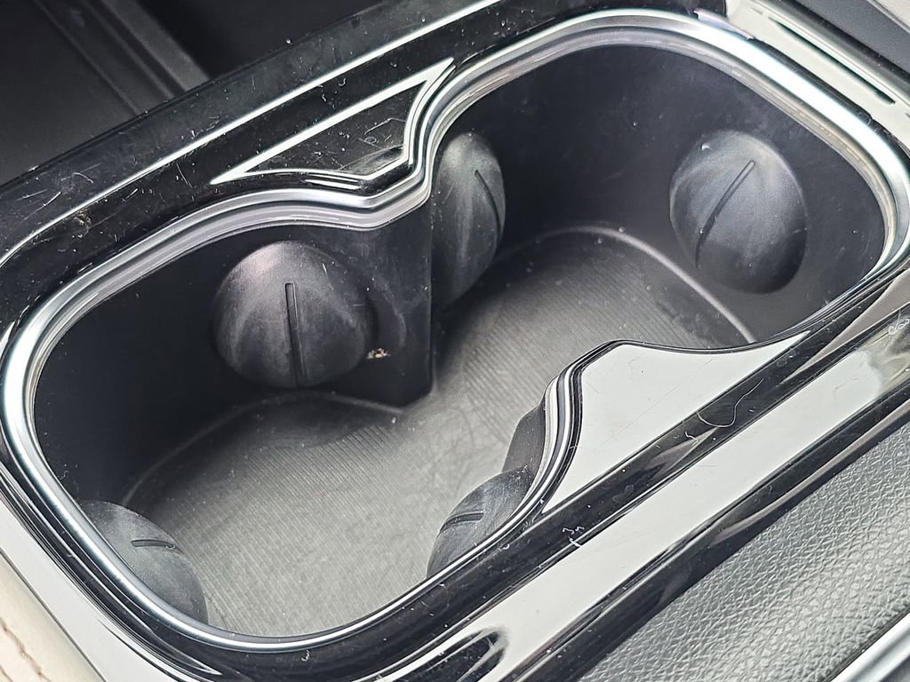 Used 2021 Chrysler Pacifica Limited w/ Uconnect Theater Family Group image 38